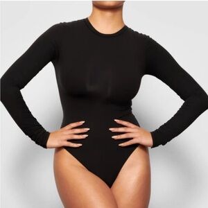 skims - fits everybody long sleeve crew neck bodysuit (onyx)